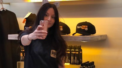 Anne çay ve uyku yok, bu yüzden türbanlı lezbiyenler katta Ortak oturma odası