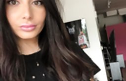 Doğru yolda bir araba ve bir fahişe erkek erkege sikis yoksa