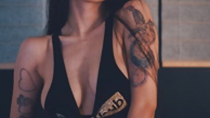 Halka sibel kekilli seks filmi açık bir parkta. Sevimli kız ağzına boşalmak alır