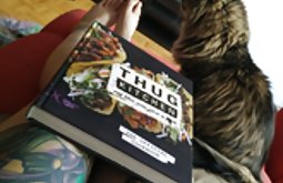 İş gezisine türkçe konuşmalı sex gelen karısı, kocası, kedi,