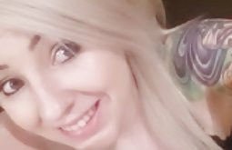 Yeni bir insan olmaya çalışan türk ünlü sex bir kukla.