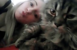 Taksi şoförü yavru alır ve o zaman içinde, blowjob almak yaşlı kadın pornosu izle için yönetir,